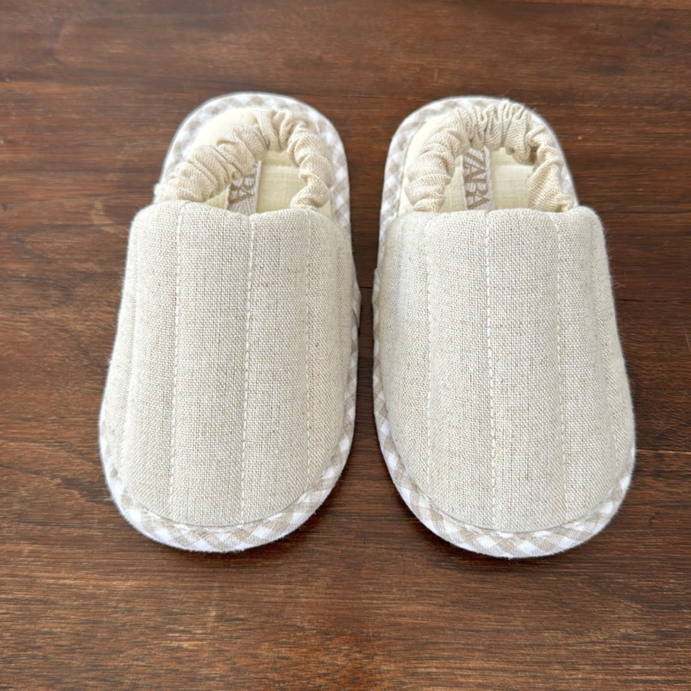 Toddler house slippers. Excellent condition. Never been worn.